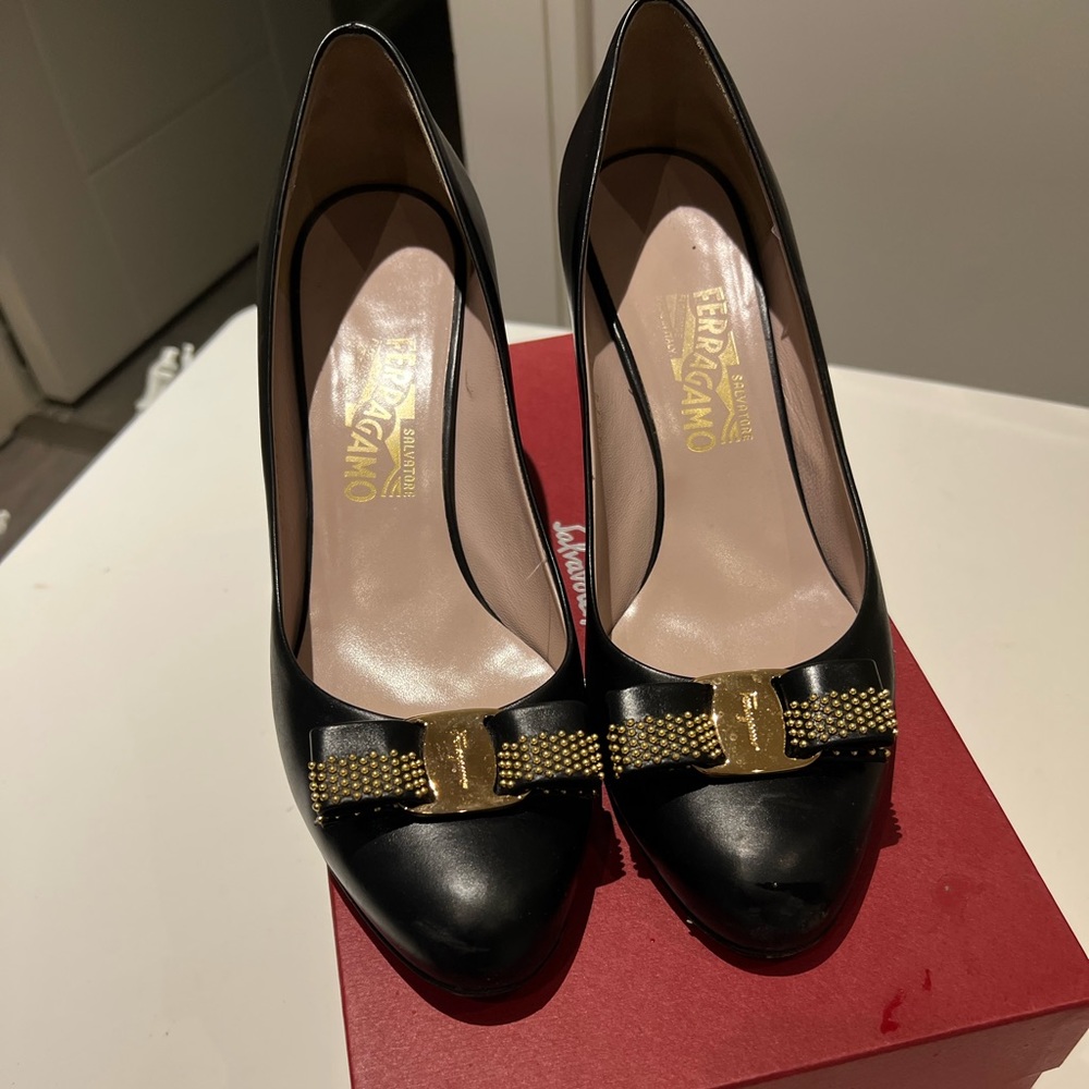 Ferragamo black leather Varina bow shoes 85 heel size 9.5